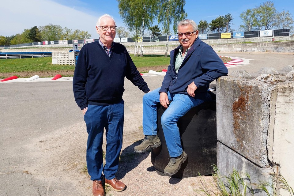 “Met zelfgemaakte betonblokken bouwden we een vier meter hoge muur rondom het circuit, met daar bovenop nog een geluidswand van twee meter”, zeggen Staf Meulemans en Michel Blockx. 