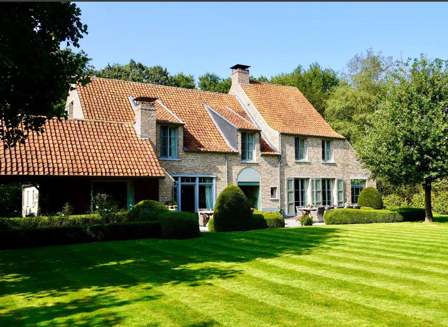 De villa van Victor Theeuwes die elders in Zandhoven met een bouwproject bezig is, wordt mee verkocht.