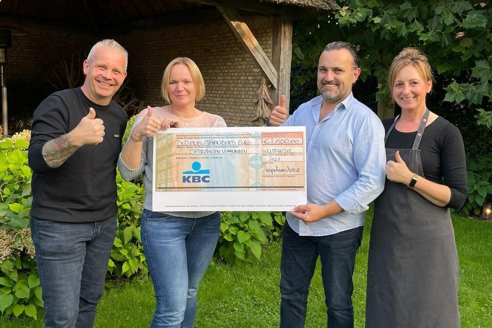 Iwan en Daniëlla overhandigen de cheque voor vzw Spierziekten Vlaanderen
