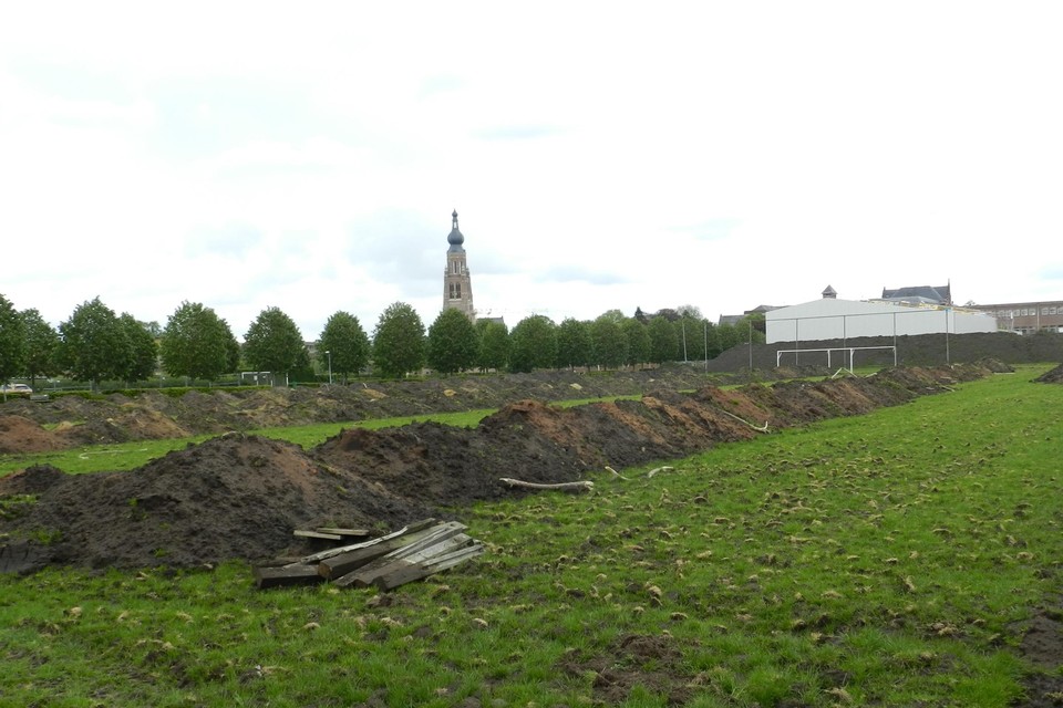 De aanleg van een kunstgrasveld op de sportsite Wereldakker in Hoogstraten startte al een tweetal maanden geleden.