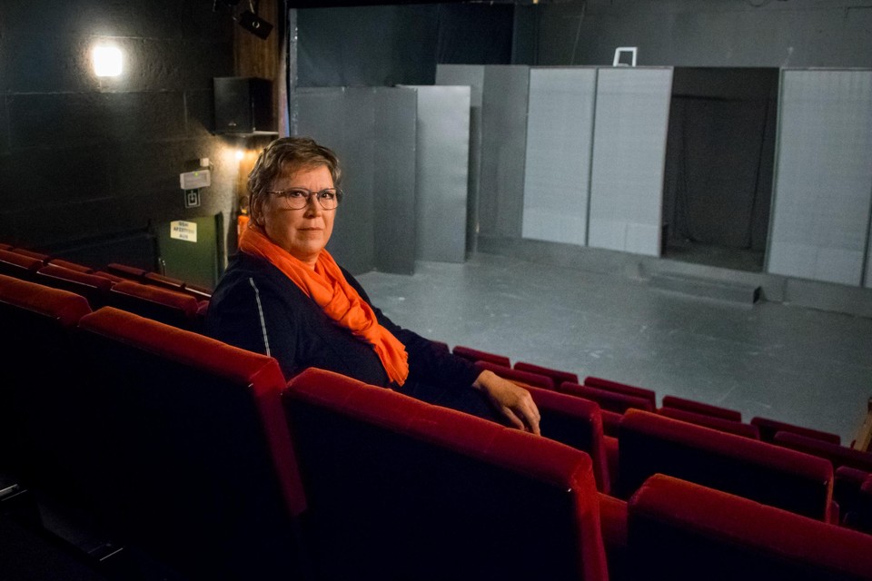 Voorzitter Marleen Verhaegen van het Heistse Kamertoneel in het theaterzaaltje in de Kattestraat dat al ruim een jaar leegstaat.