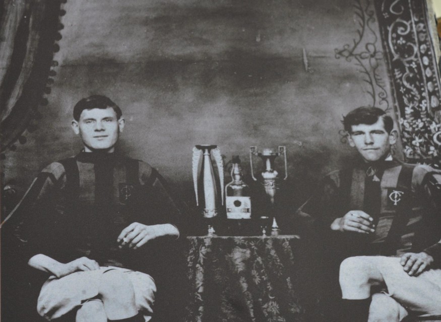 De eerste Zandhovense voetballers rookten honderd jaar geleden nog ostentatief een sigaret op de foto’s.