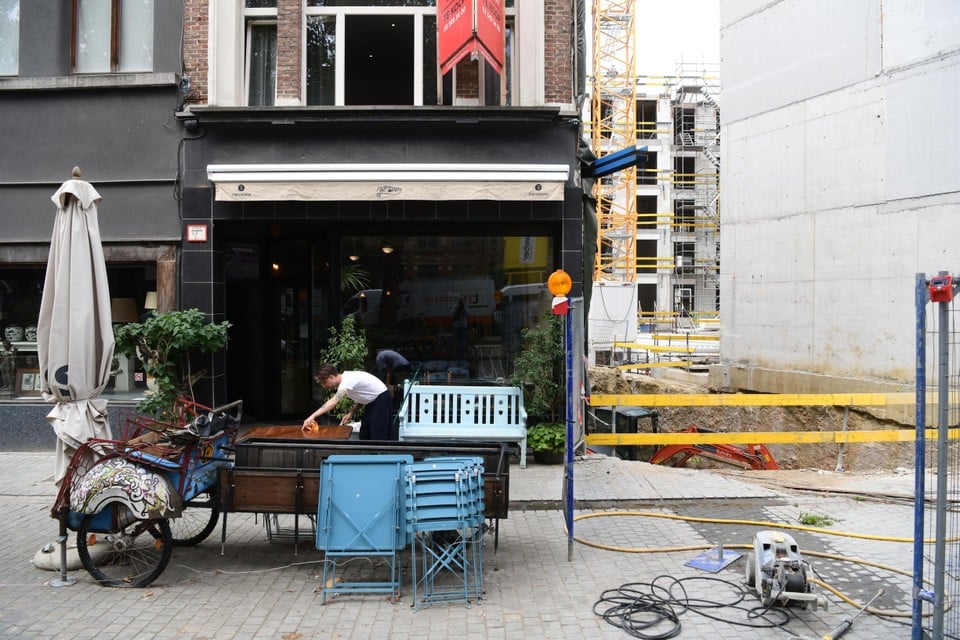 Ook de aanbouw van het aanpalende appartementencomplex liep vertraging op door de herstelwerken.