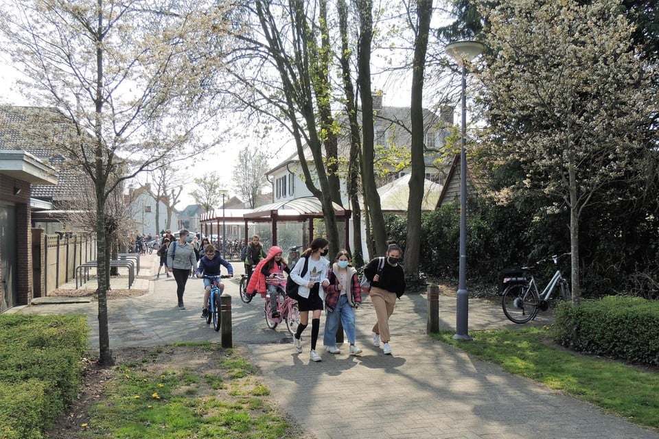 De ontsluiting gebeurt via de drukke schoolroute en brengt volgens de buurt de veiligheid in gevaar.