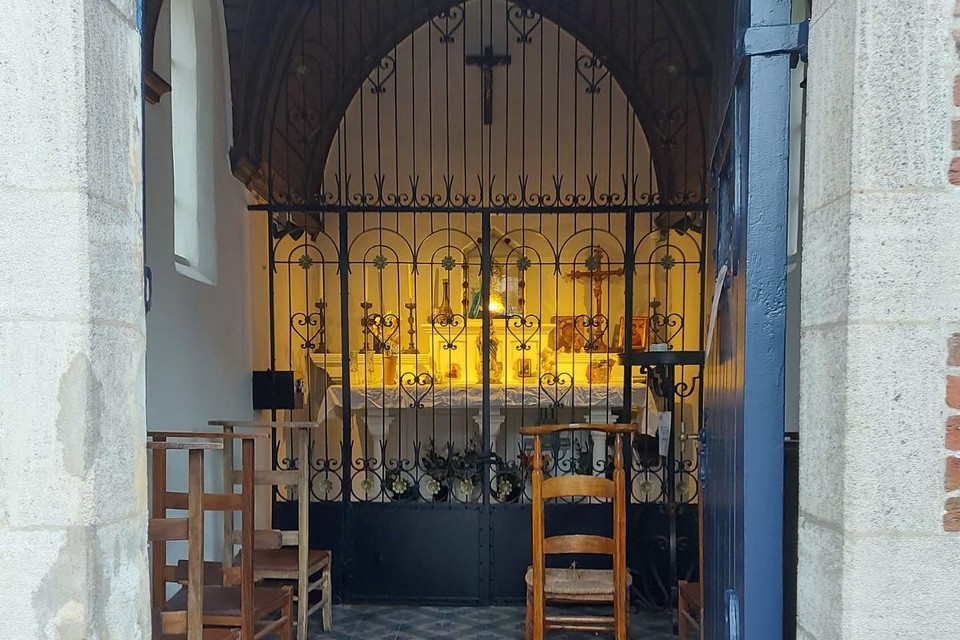Na de grondige gevel- en dakrestauratie zijn nu ook de restauratiewerken aan de binnenzijde van de Bistkapel afgerond.