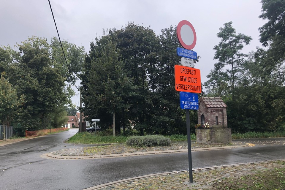 De borden staan er al, ze moeten alleen nog in de richting van het verkeer gedraaid worden.