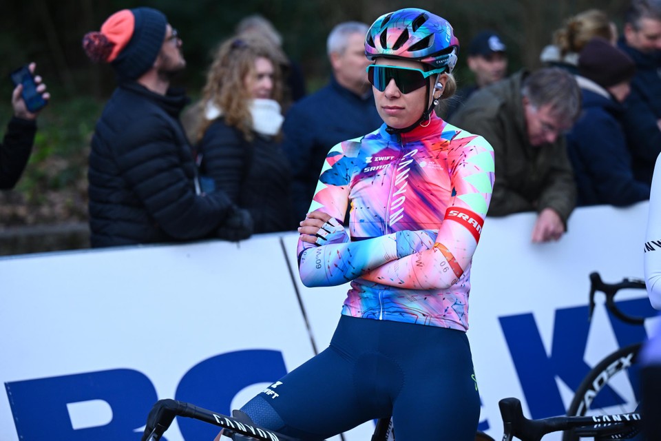 Zelf evalueert Bossuyt haar voorjaar vooralsnog als erg goed. Met een vijftiende plek in de Omloop Het Nieuwsblad en haar eerste profzege op de weg, is Bossuyt naar de weg omhoog aan het timmeren.
