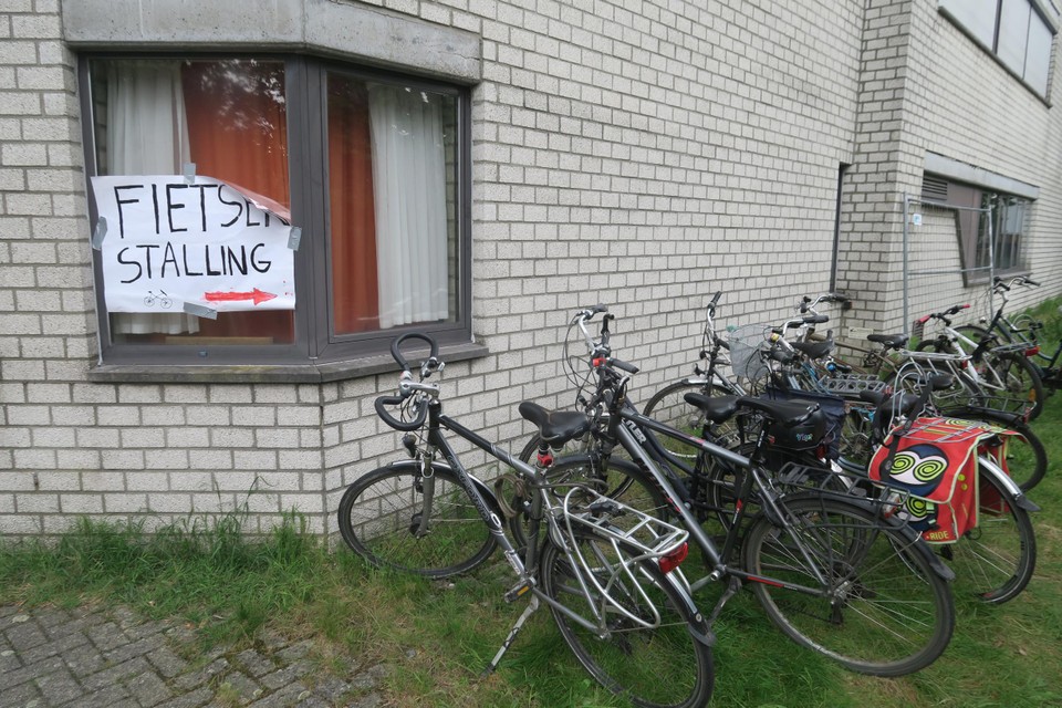 De Chirojeugd heeft een eigen fietsenstalling afgebakend in Sint-Wijbrecht.