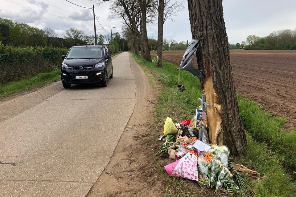 Op de plaats van het ongeval aan Poeyelheide in Lille hebben vrienden en familie bloemen, kruisjes en foto’s neergelegd. 