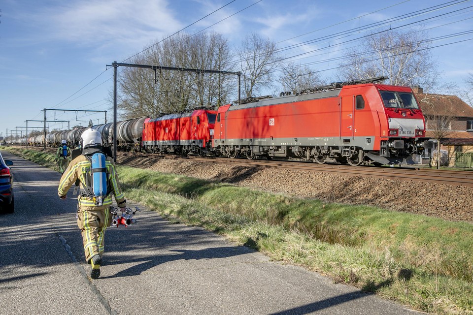 Brandweermannen inspecteerden de trein grondig en koelden de oververhitte remmen lange tijd met water.