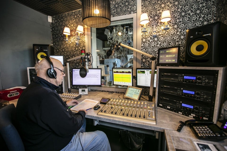 In de studio van Radio Minerva. 