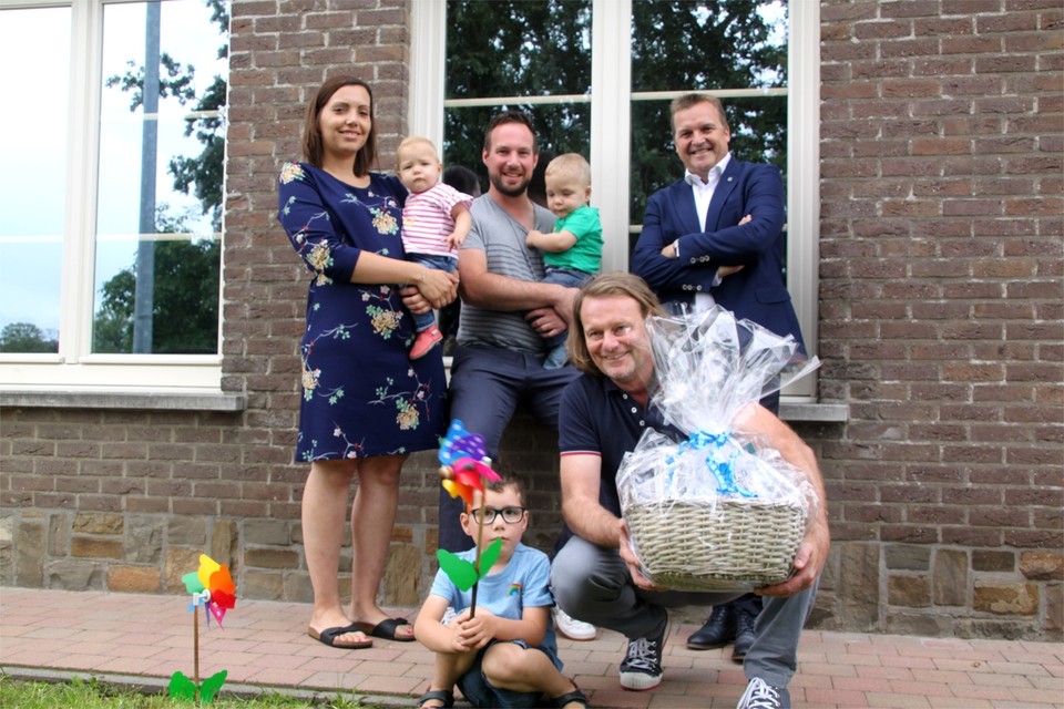 Marijn, Elke en hun kinderen ontvingen in augustus een geschenkmand van het Turnhoutse stadsbestuur omdat een van hen als 45.000ste inwoner van Turnhout werd ingeschreven. 
