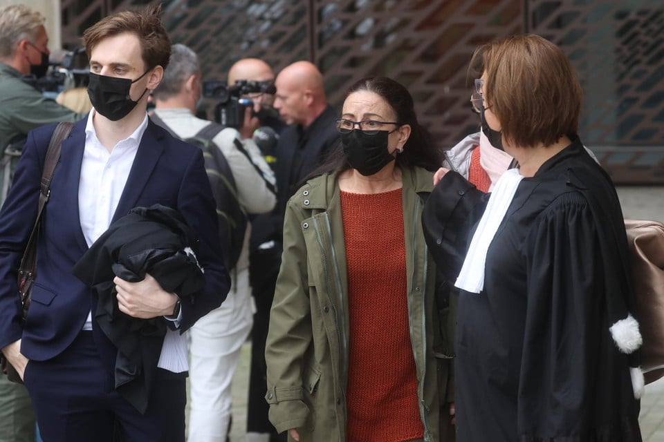 Voor het eerst op de voorgrond: Annemie De Vel, de mama van Sanda. Geflankeerd door haar twee advocaten: David Dendoncker en Nathalie Buisseret.