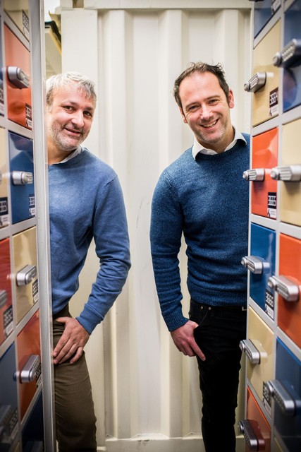 Koen Mortelmans en Jef Van Hyfte tussen hun lockers. 