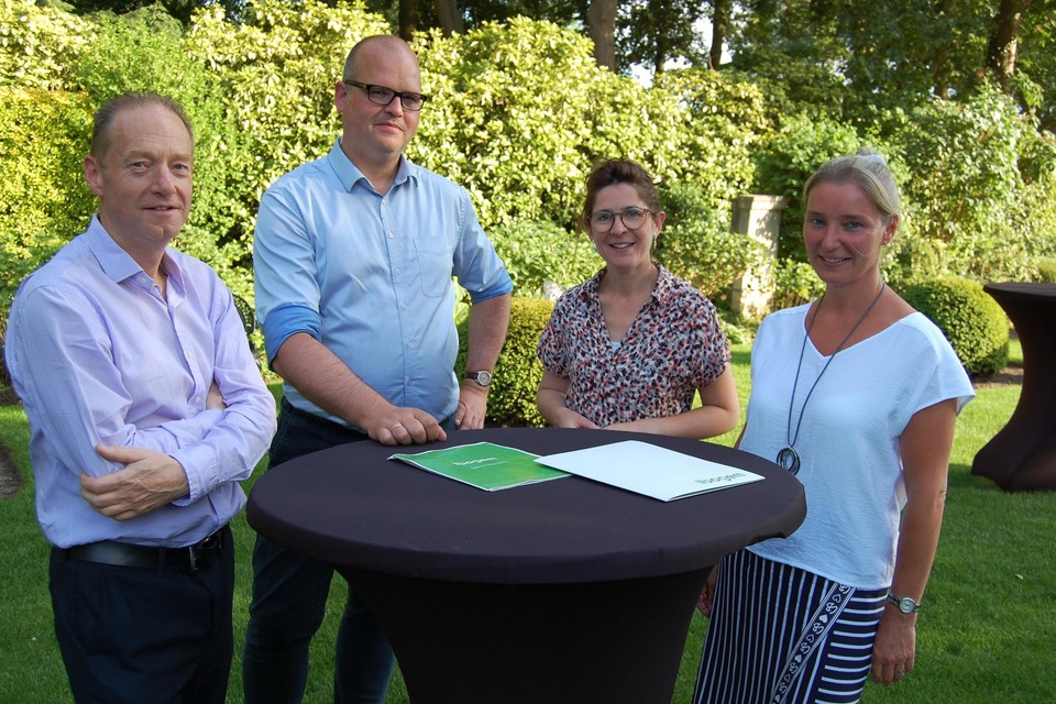 Directeur Wim Beeldens, Jens De Wael, communicatieverantwoordelijke Maja Cools en adjunct-directeur Elke Debaets stellen het jaarverslag van Ibogem voor. 