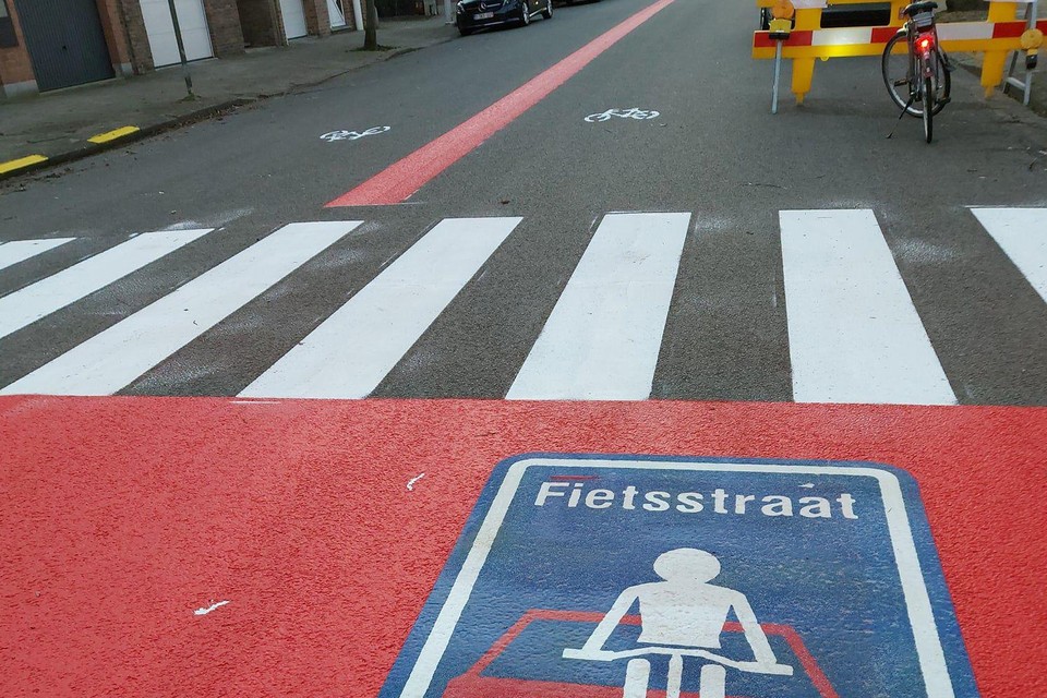 Een rode lijn maakt duidelijk dat de August Van Putlei nu een fietsstraat is.