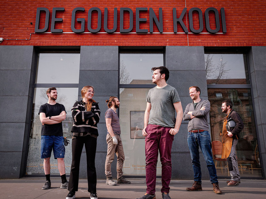 Het team van De Gouden Kooi aan de vestiging op de Haverwerf. 
