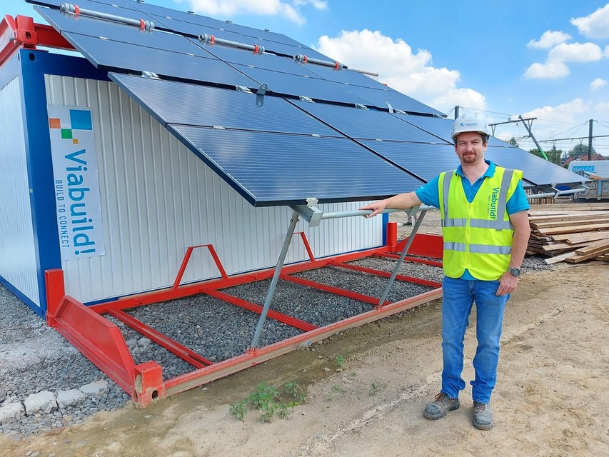 Steven Thijs toont de werfkeet met zonnepanelen.