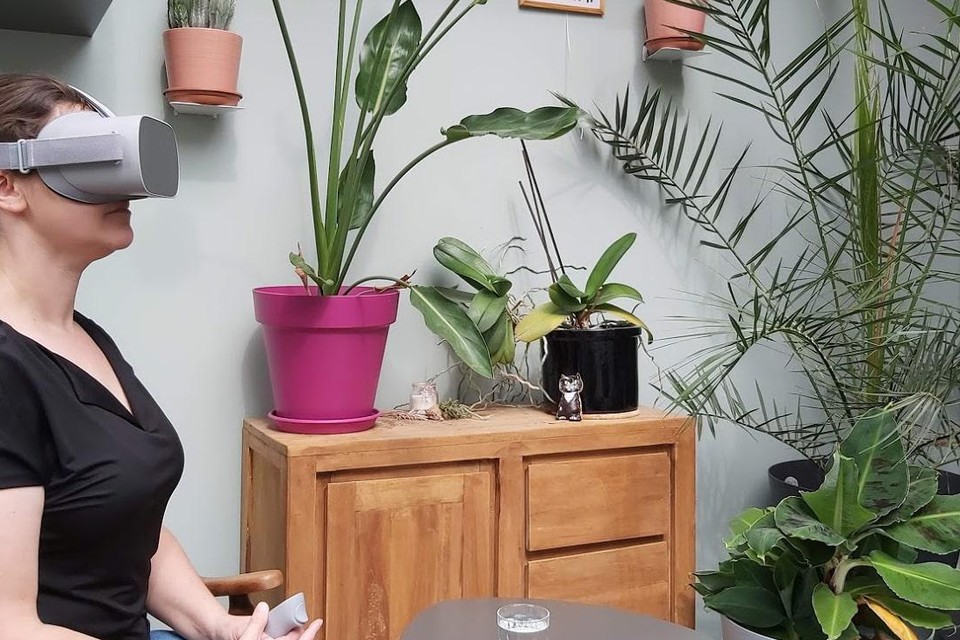 Cindy Willems demonstreert het gebruik van de VR-bril in haar praktijk Yoeka. “Hiermee kun je in een veilige omgeving oefenen in het overwinnen van je angsten.”