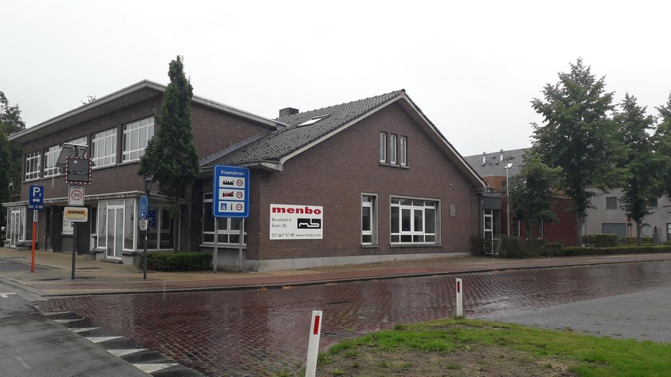 In het voormalige OCMW-gebouw richt AZ Klina een Zorgpunt in. De grens met Nispen (Roosendaal) loopt door het gebouw.