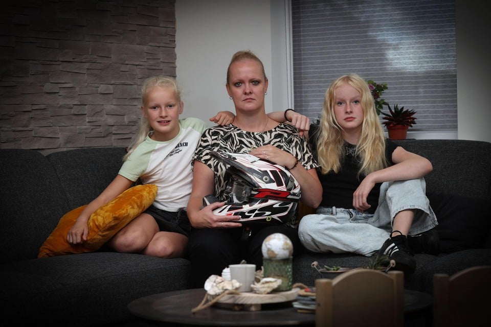 Angela Kapers met haar dochters Anouck (links) en Naomi (rechts).