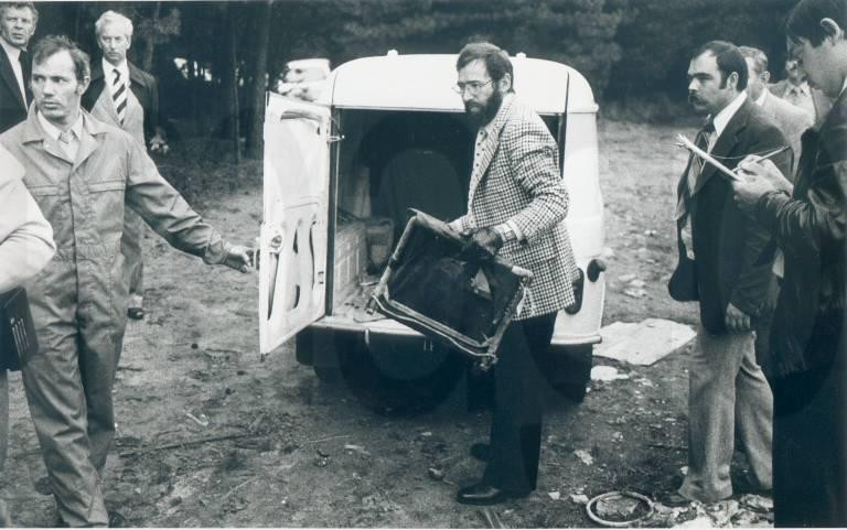 Foto van 15 september 1978 met Marcel ‘Dexter’ Van Tongelen bij zijn busje, tijdens een reconstructie van de moord op Baron Bracht, in Oelegem. Hij kreeg levenslang.  
