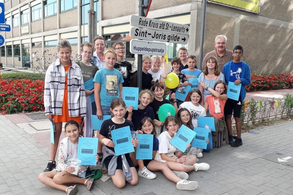 Leerlingen De Schakel onthullen de nieuwe straatnaam naast hu school. De naam is bedacht door de vijfdejaars uit 2020.