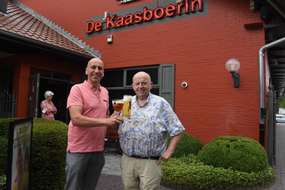 Zaakvoerders Jan Cools en Rik Wijnants klinken op de toekomst van De Kaasboerin.
