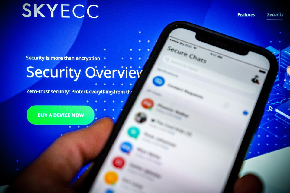 Tijdens Operatie Sky viel de politie bij verdachte Mo T. binnen op zoek naar een smartphone met Sky ECC. T. knipte zijn enkelband door en vluchtte naar het dak.