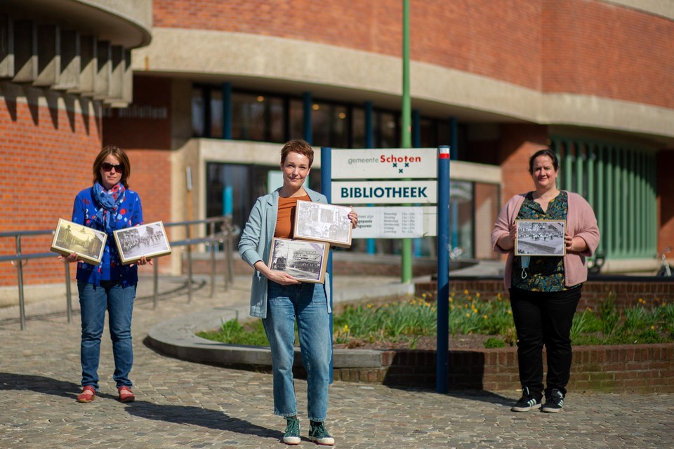 Schepen Iefke Hendrickx en Charlotte Klima tonen de erfgoedpuzzels samen met bibliothecaris Liesbeth Van Camp.