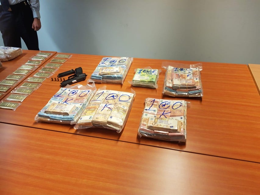 Bij huiszoekingen werd 1,7 miljoen euro cash geld en 20 kilogram in goudstaven gevonden.   