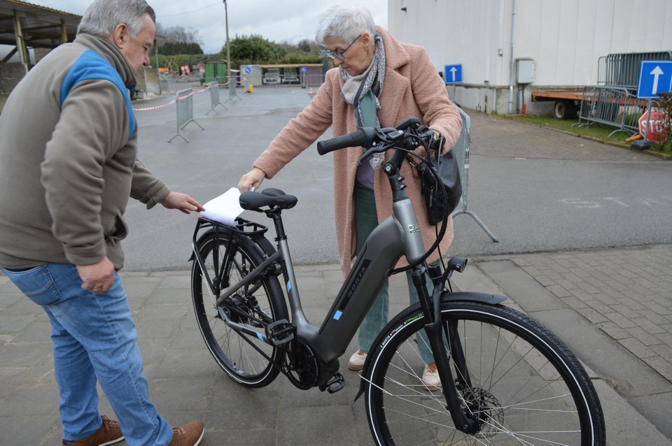 Elektrisch fietsconsulent Ivo Smits bij een fiets met riem.