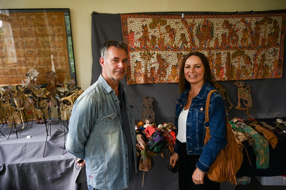 Gino en Viviane zijn op zoek naar Indonesische kunst
