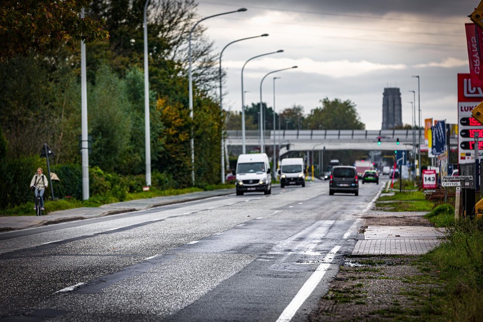 De Antwerpsesteenweg krijgt op termijn overal fietspaden in twee richtingen. 