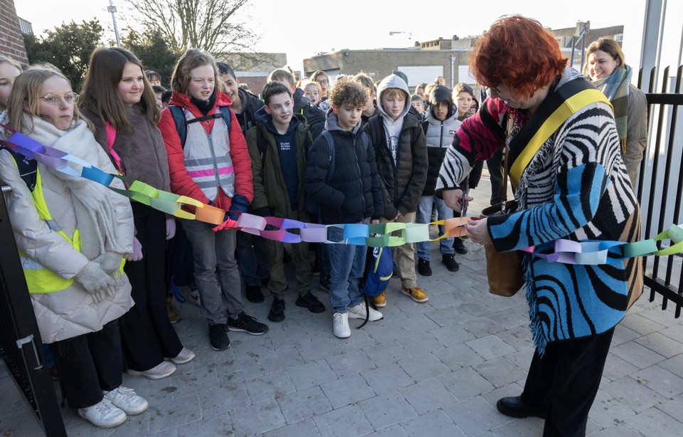 Onderwijsschepen Liesbet Dierckx van Oud-Turnhout knipt het feestelijke lintje door aan de containerklassen van Salto.