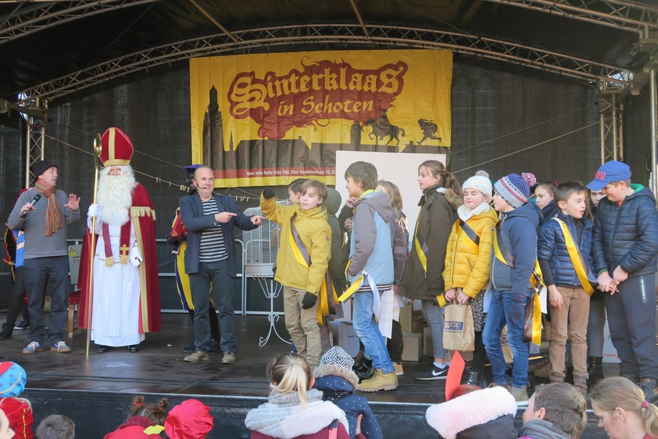 Geert Van Echelpoel en Wim Goedemé van de Gezinsbond zorgen al vele jaren voor een feestelijk onthaal van Sinterklaas, hier met de kindergemeenteraad van enkele jaren geleden.  