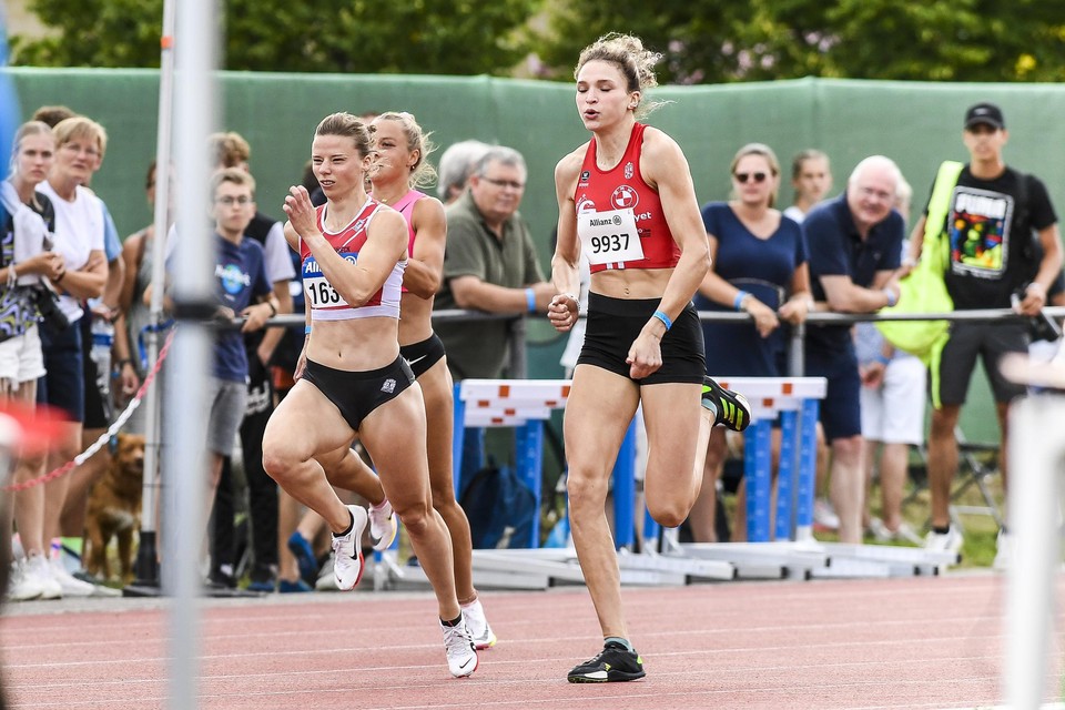 Elise Mehuys (links) liep in Lier op de 200 meter naar een nieuw pisterecord van 23”60. 