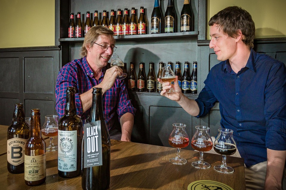Charles en William Leclef proeven voor het eerst een reeks biertjes die gerijpt zijn in oude whisky-vaten van Het Anker.