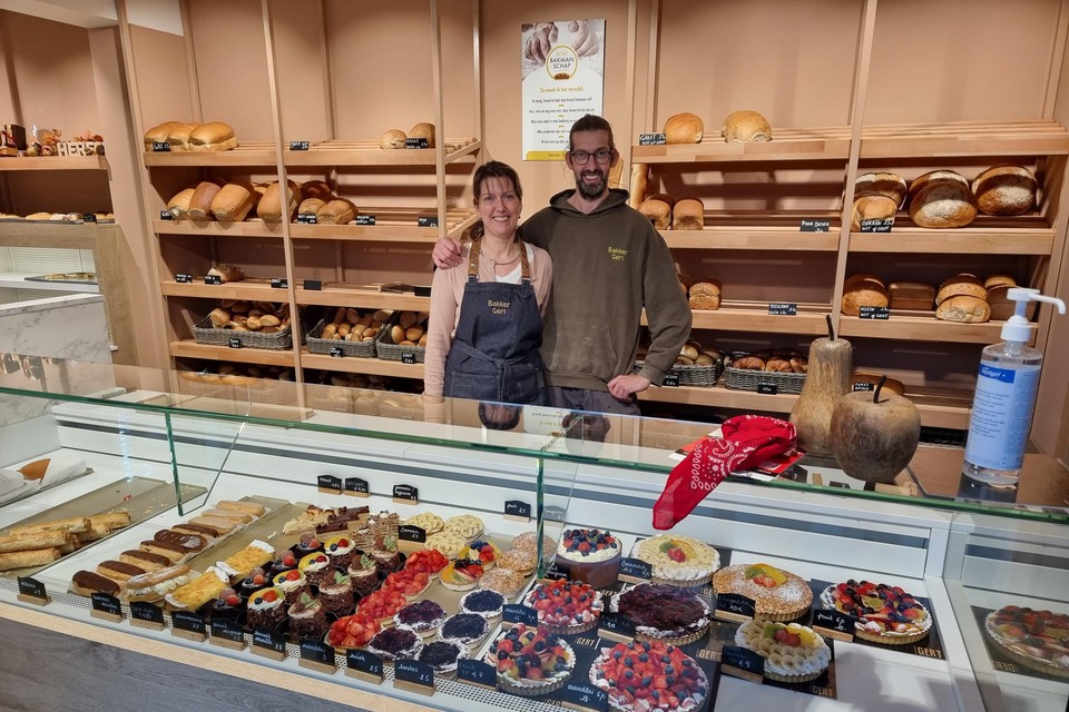 Bakker Gert Peeraer en zijn zus Anita in de vernieuwde bakkerswinkel. 