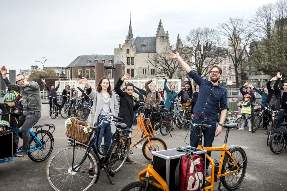 Deelnemers van de Critical Mass Bike Ride. 