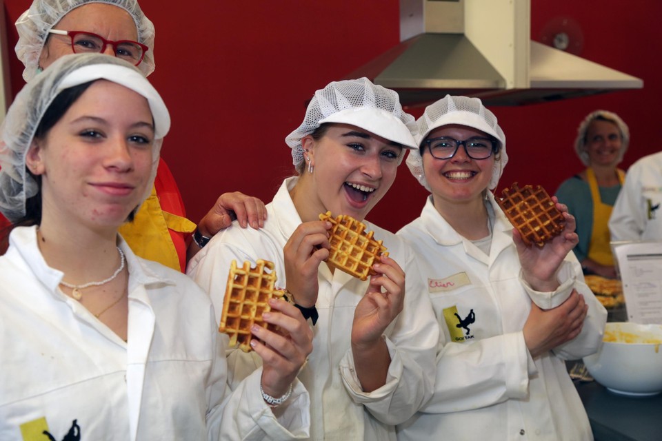 Leerlingen van GO!TAK bakken wafels voor de sociale kruidenier.