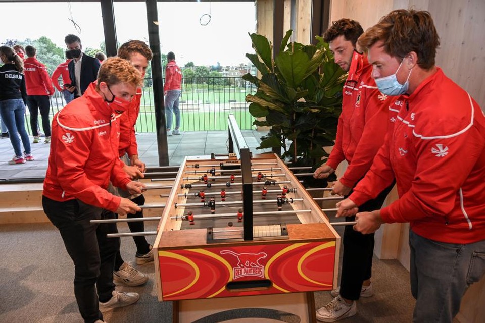 De spelers ontdekken meteen de kickertafel in de lounge.