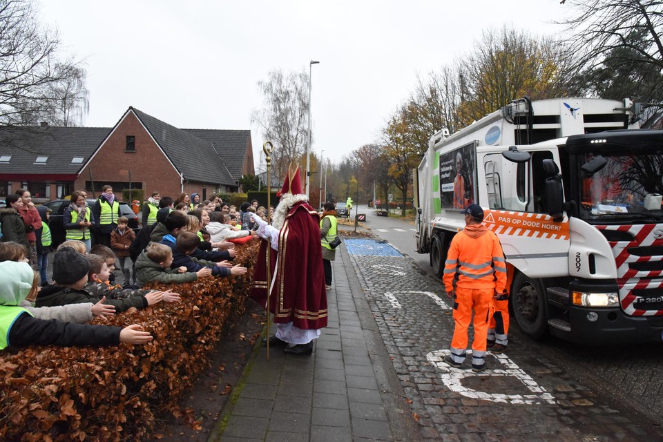 Het was eens iets anders: Sinterklaas kwam dit jaar met de vuilkar naar Massenhoven. 