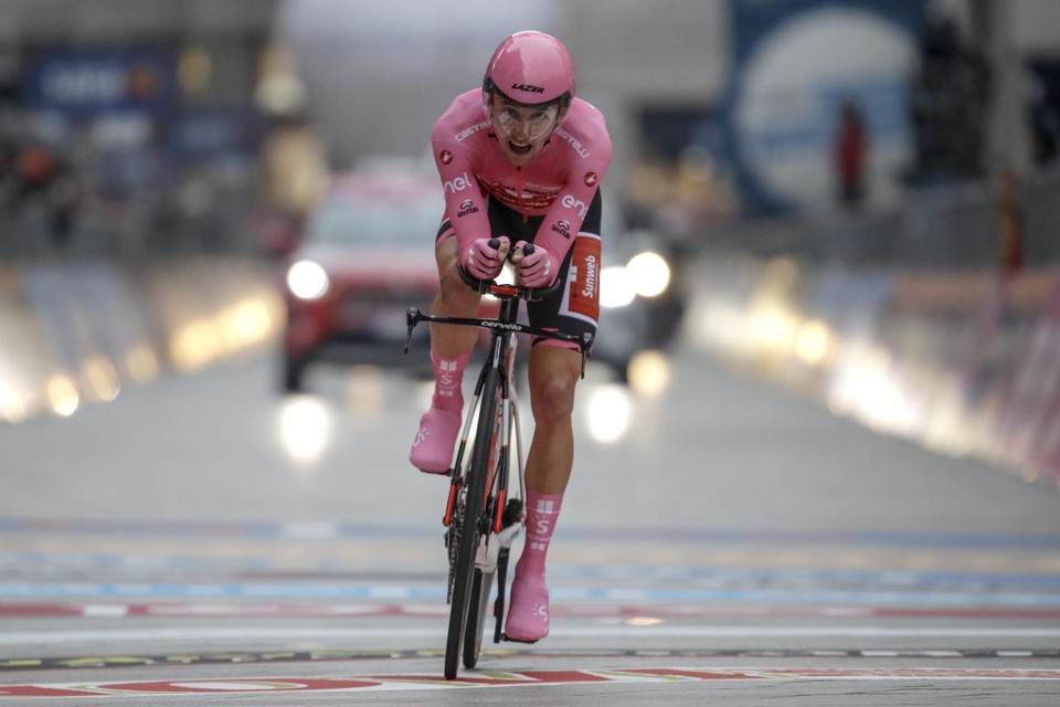 Hindley in het roze in de afsluitende tijdrit van de Giro 2022. 