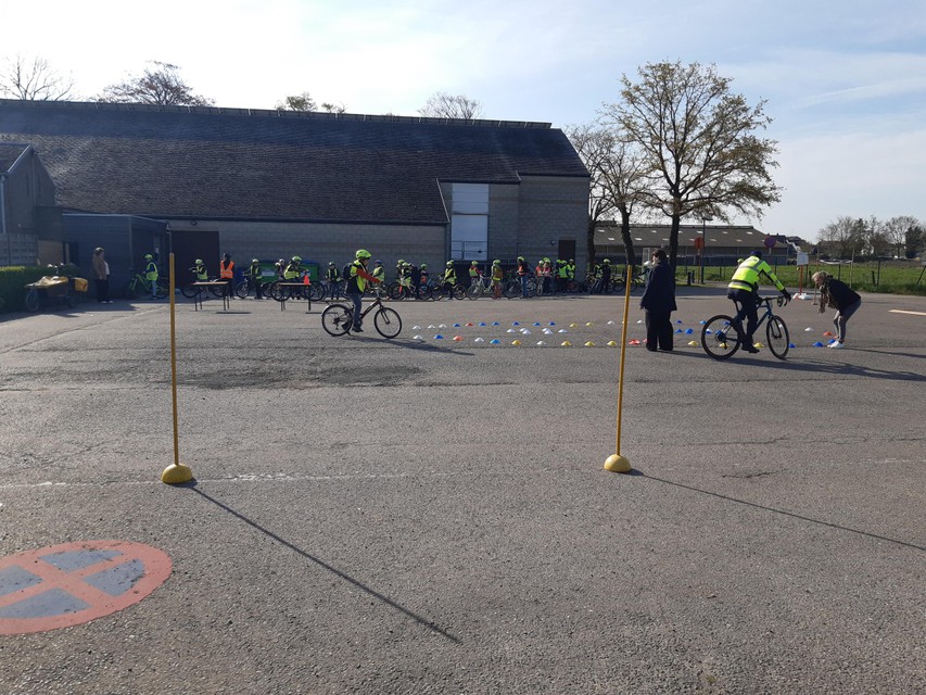 De leerlingen leggen tijdens de ‘Fietseling’ ook een fietsbehendigheidsparcours af.