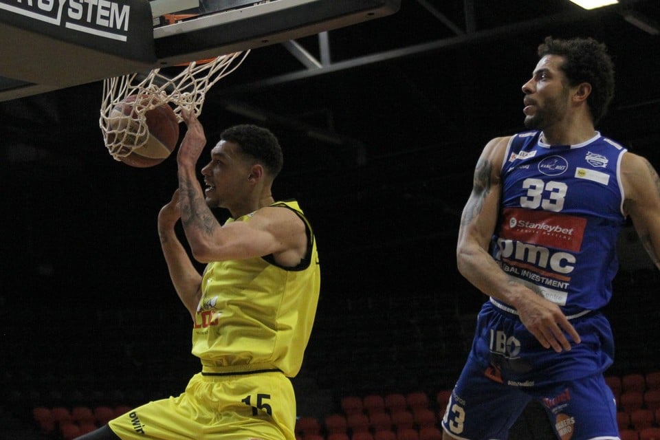Jito Kok kan Michael Gilmore van Oostende niet beletten te scoren.