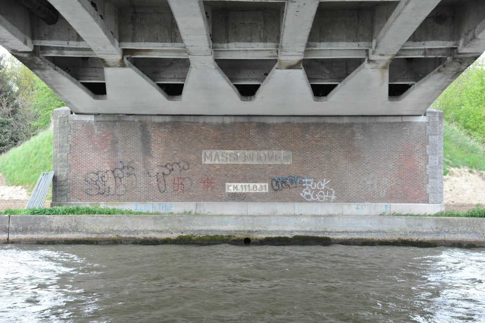 Zo werd Massenhoven voor de schippers aangeduid onder de oude kanaalbrug.