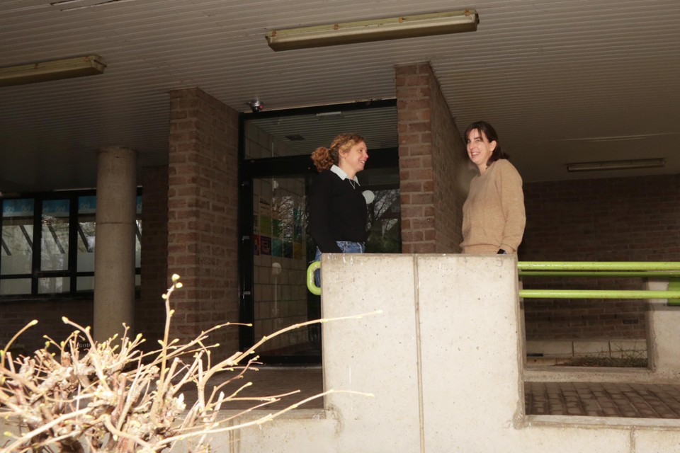 Aan de ingang van het Atheneum in de Pastoor de Vosstraat komt een AED-toestel. Directeur Marleen Meyvis (links) en econoom Karin De Vel hopen dat het toestel dit jaar nog wordt geleverd.