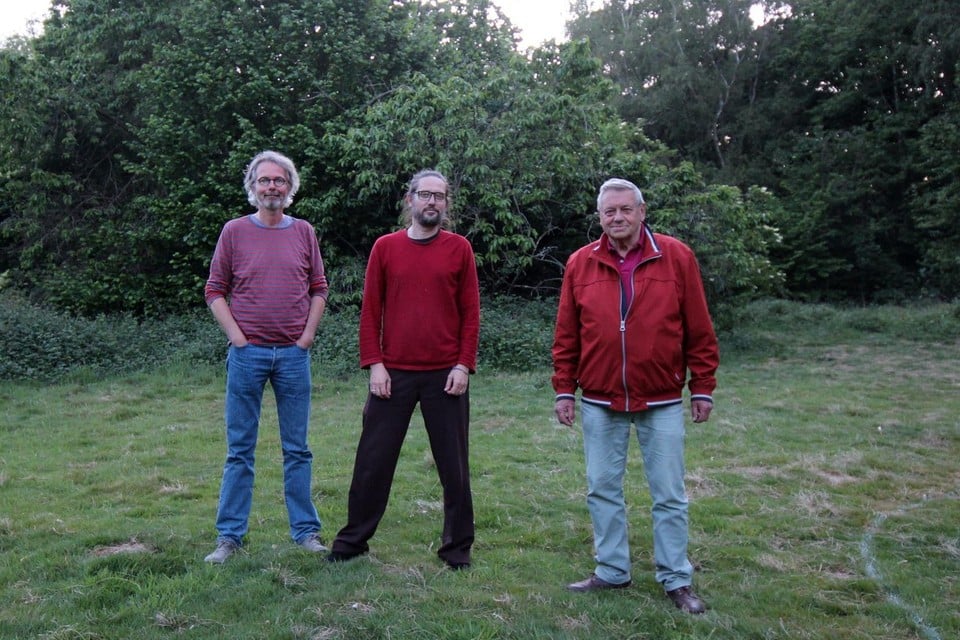 Christophe Batens en Bart Pluym van Gebermte met Marc Van Noey van de Mortselse heemkring aan Klein Zwitserland. 