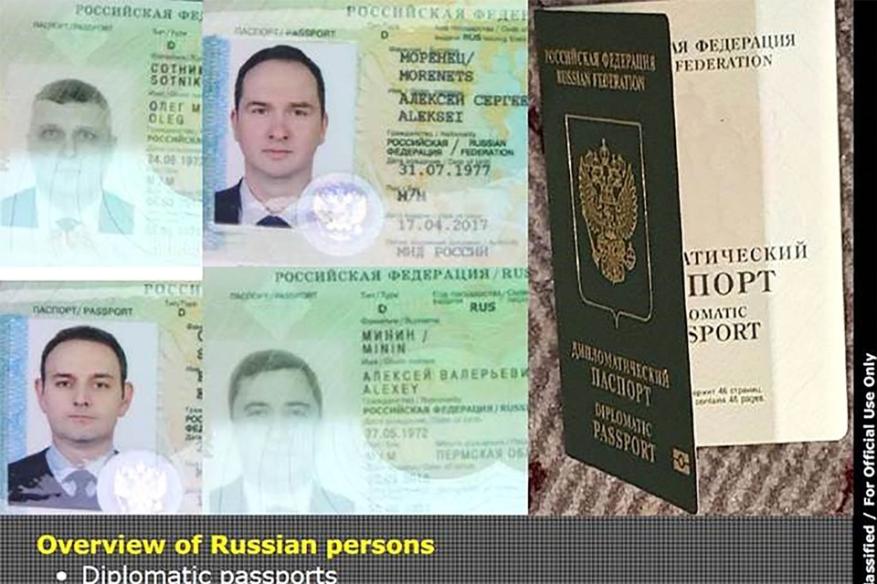 Ze reisden met diplomatieke paspoorten. De nummers van twee vandie paspoorten volgden elkaar op: dat was wel héél toevallig. 